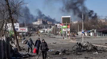 Civis ucranianos em local bombardeado - Getty Images
