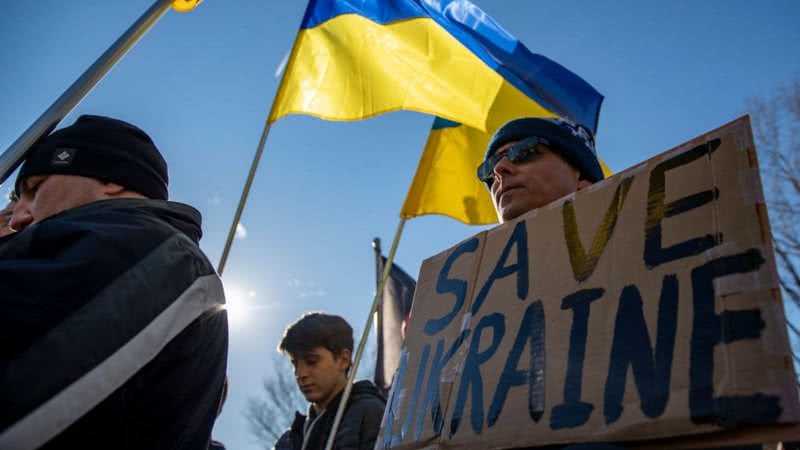 Pessoas protestam contra ataques à Ucrânia