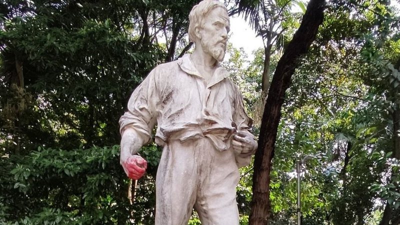 Estátua do bandeirante com a mão pintada de vermelho - Divulgação / Twitter / @zebrito87