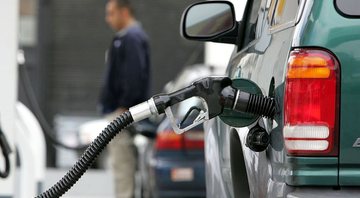 Carro é abastecido em posto de gasolina - Getty Images