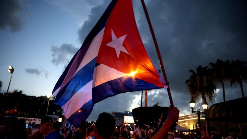 Pessoas em protesto pela liberdade em Cuba