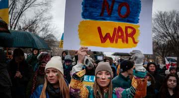 Manifestantes seguram cartazes contra a guerra na Ucrânia - Getty Images
