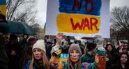 Manifestantes seguram cartazes contra a guerra na Ucrânia - Getty Images