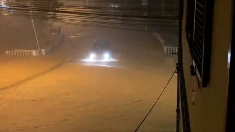 Ruas alagadas em Petrópolis após temporal