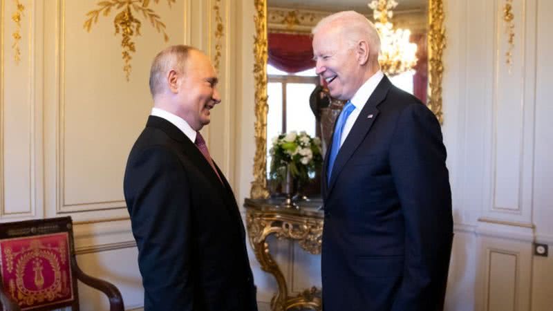 Vladimir Putin e Joe Biden durante encontro ocorrido em 2021 - Getty Images