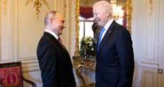 Vladimir Putin e Joe Biden durante encontro ocorrido em 2021 - Getty Images