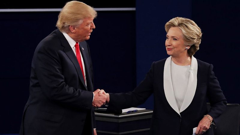 Donald Trump cumprimenta Hillary Clinton durante debate ocorrido em 2016