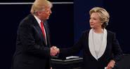 Donald Trump cumprimenta Hillary Clinton durante debate ocorrido em 2016 - Getty Images