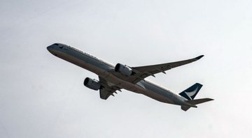 Imagem ilustrativa de avião durante voo - Getty Images