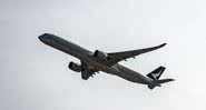 Imagem ilustrativa de avião durante voo - Getty Images