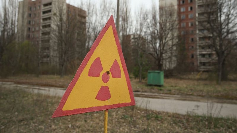 Placa indicando área de radiação na Ucrânia