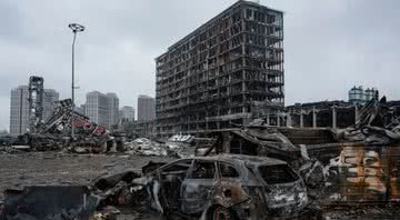 Prédios e carros destruídos após bombardeios na região de Kiev - Getty Images