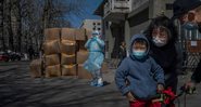 Criança acompanhada de adultos na China - Getty Images