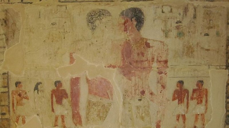 Gravura de dois homens abraçados em tumba no Egito