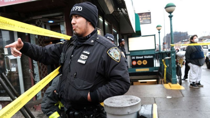Policial em frente à estação de metrô onde ocorreu o tiroteio - Getty Images