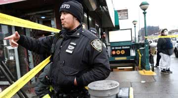Policial em frente à estação de metrô onde ocorreu o tiroteio - Getty Images
