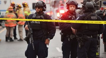 Policiais em local próximo à estação de metrô - Getty Images