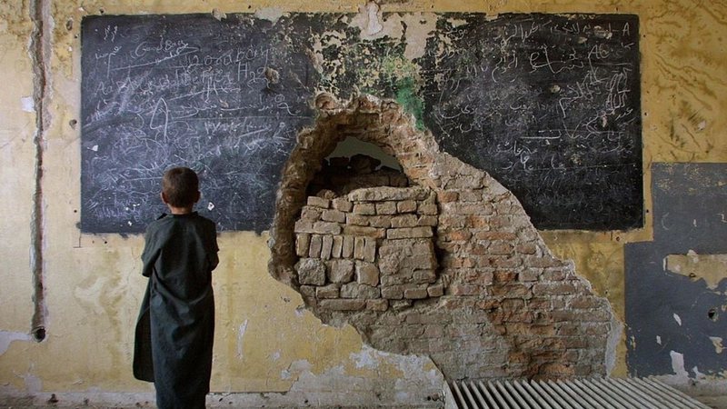 Menino afegão em escola bombardeada / Imagem ilustrativa - Getty Images
