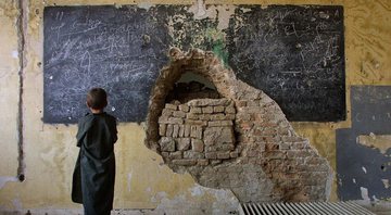 Menino afegão em escola bombardeada / Imagem ilustrativa - Getty Images