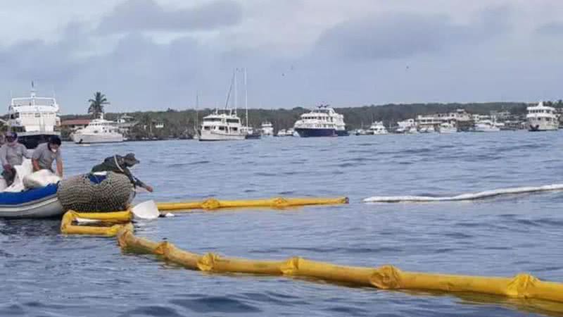 Barreiras colocadas por funcionários do Parque Nacional Galapagos para evitar que o óleo se espalhe
