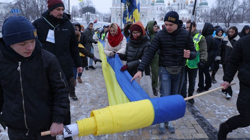Ucranianos protestam contra a guerra, em Kiev