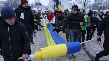 Ucranianos protestam contra a guerra, em Kiev - Getty Images