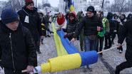 Ucranianos protestam contra a guerra, em Kiev - Getty Images