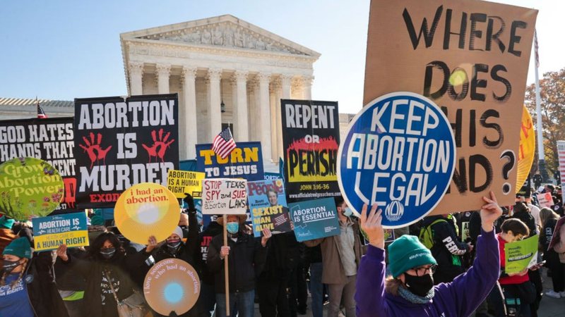 Manifestação sobre o aborto em frente ao prédio da Suprema Corte, nos EUA