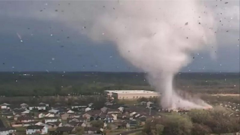 Tornado passa pela cidade de Andover
