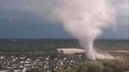 Tornado passa pela cidade de Andover - Divulgação / Youtube