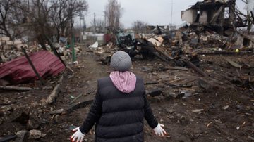 Ucraniana vê cidade destruída pelos bombardeios - Getty Images