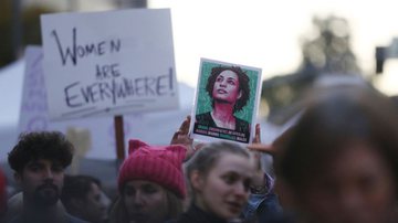 Manifestantes seguram cartaz com imagem de Marielle Franco - Getty Images