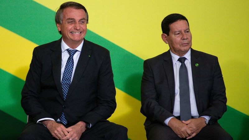 Mourão ao lado de Jair Bolsonaro - Getty Images