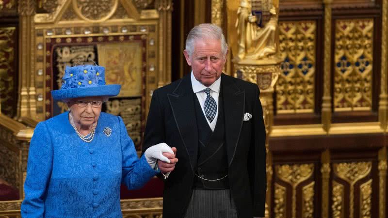 Príncipe Charles ao lado de sua mãe, a rainha Elizabeth II - Getty Images