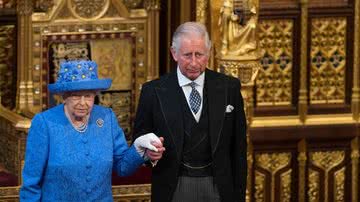 Príncipe Charles ao lado de sua mãe, a rainha Elizabeth II - Getty Images