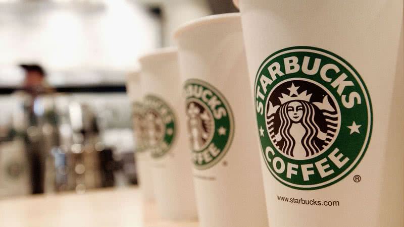 Copos do Starbucks sobre mesa - Getty Images