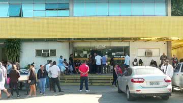 Familiares das vítimas em frente ao IML - Divulgação / TV Globo