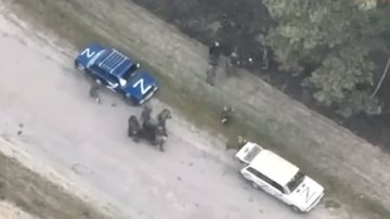 Soldados russos correm após drone jogar bomba - Divulgação / Youtube / IstoÉ