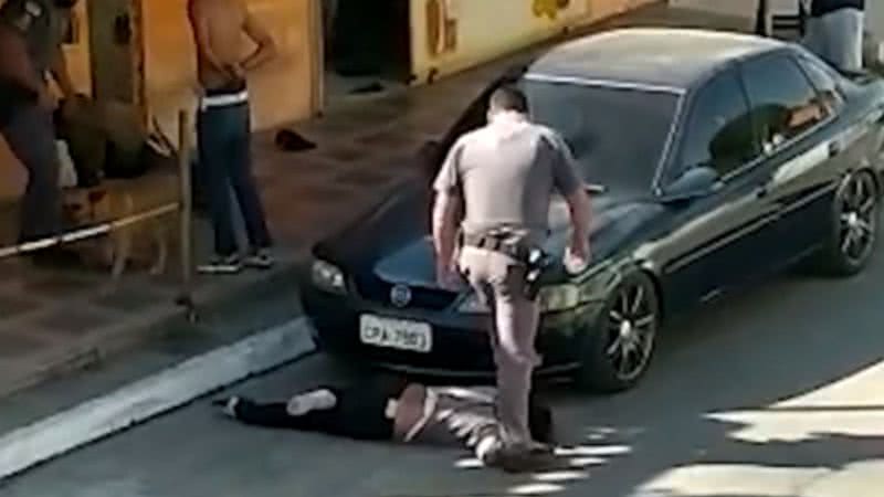 Policial pisou no pescoço de uma mulher - Divulgação / vídeo / G1