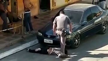 Policial pisou no pescoço de uma mulher - Divulgação / vídeo / G1