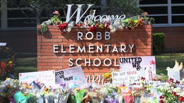 Homenagens às vítimas do massacre na fachada da escola alvo - Getty Images