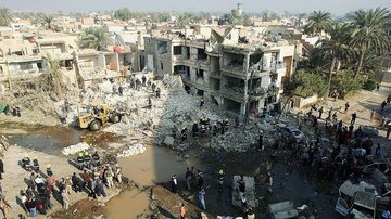Destruição provocada por ataque suicida no ano de 2005 em Bagdá - Getty Images