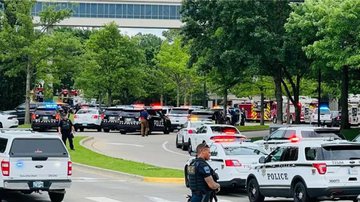 Carros de polícia em frente ao hospital em Tulsa, nos EUA - Divulgação / Departamento de Polícia de Tulsa