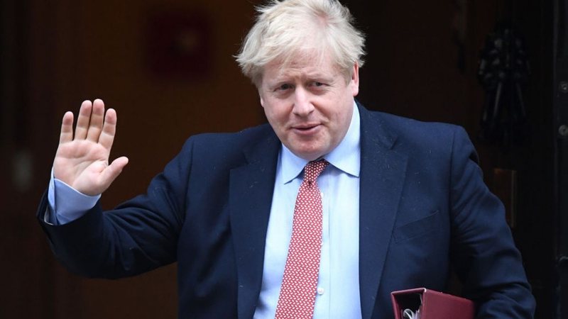 Boris Johnson acena para o público - Getty Images