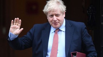 Boris Johnson acena para o público - Getty Images