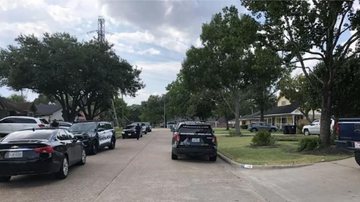 Carros de polícia em frente à casa onde foi encontrada a ossada - Divulgação / Departamento de Polícia de Houston