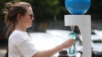Britânica enche garrafa de água em meio a onda de calor no Reino Unido - Getty Images