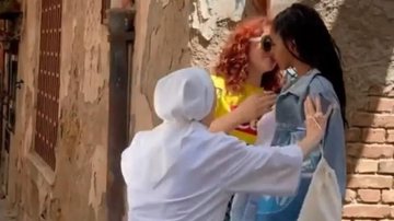 Freira interrompe mulheres que se beijavam para fotos - Divulgação / Instagram ? @serenaltair
