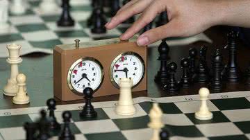 Na imagem, pessoa joga uma partida de xadrez - Getty Images
