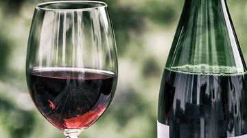 Imagem ilustrativa de taça e garrafa de vinho - Imagem de Wolfgang Claussen via Pixabay